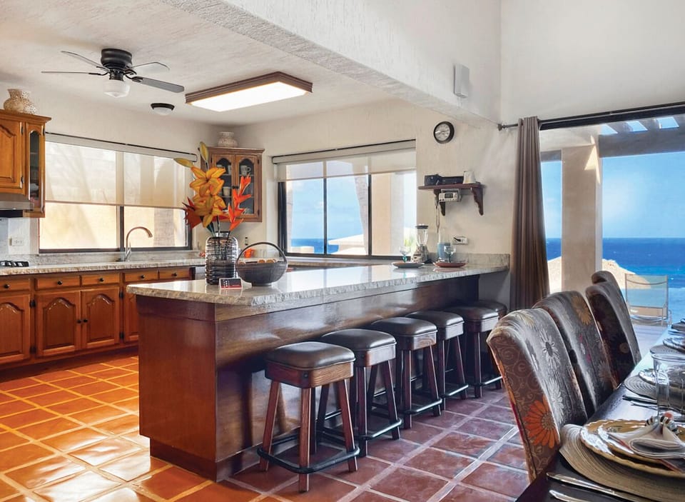 ...the entire space opens out to the vast Sea of Cortez and brisk ocean breezes!