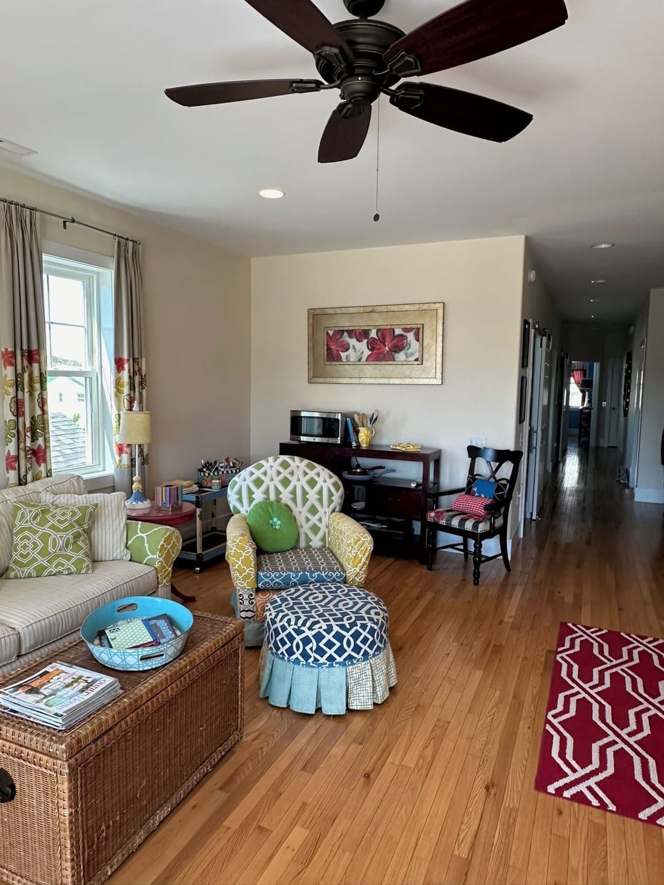 Wheelchair-accessible height microwave included in living space.