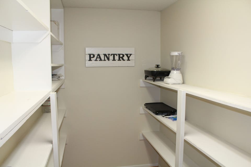 Walk-in Pantry 