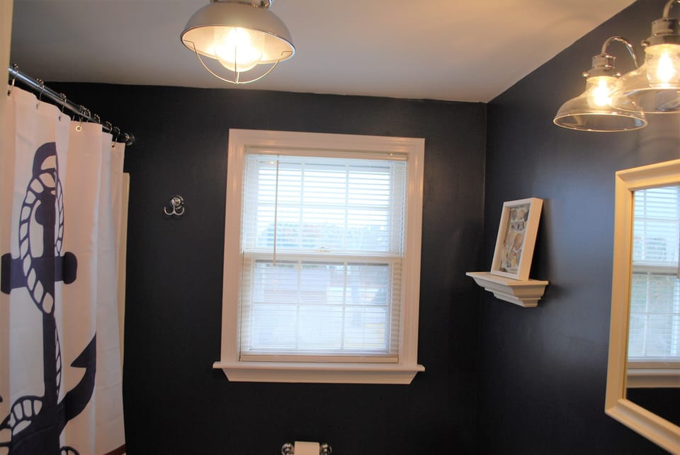 Upstairs full bath with tub/shower