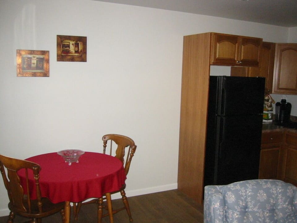 Cozy Table with Folding Leafs