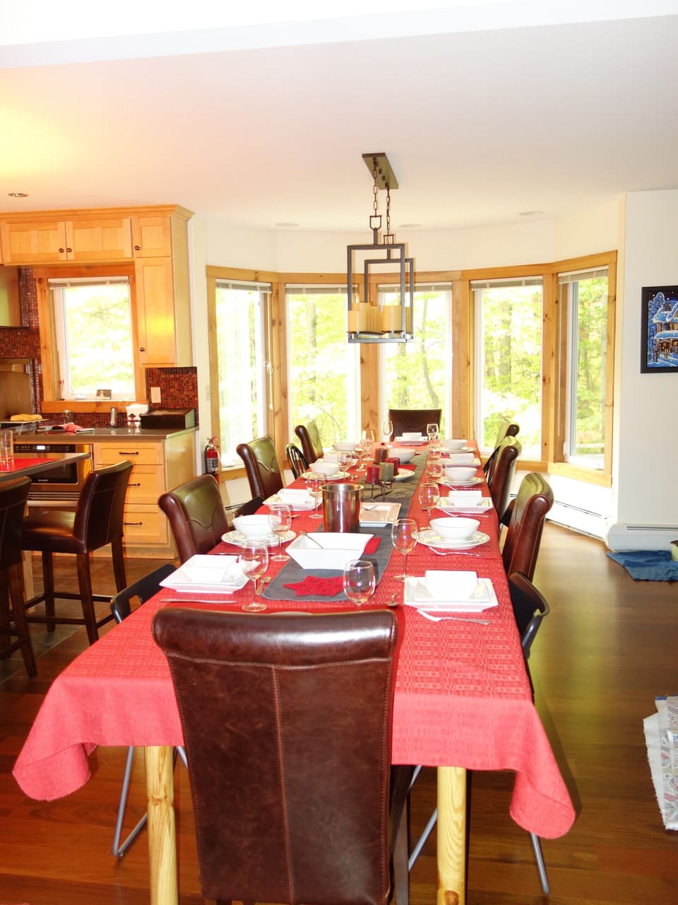 The dining room welcomes 14-16 guests + 4 on the kitchen island