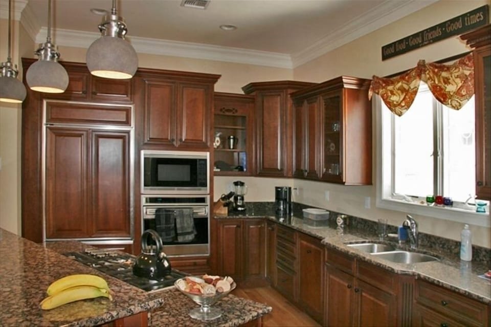 Fully stocked gourmet kitchen with top-of-line appliances 