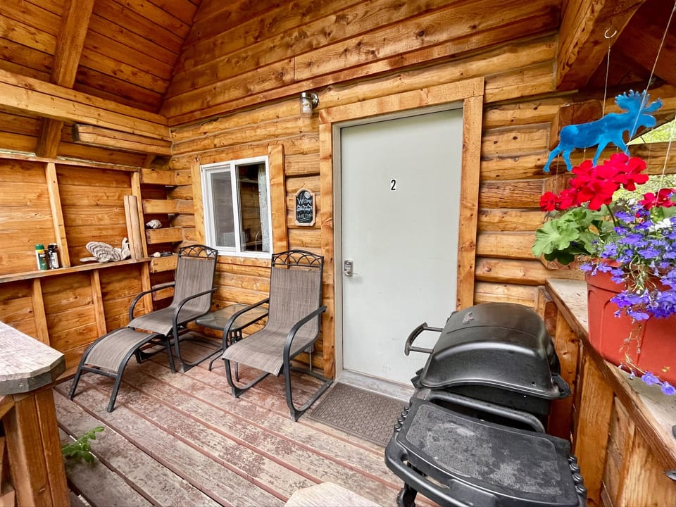 Cabin 2 porch with gas grill