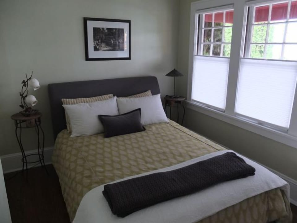 bedroom- queen bed