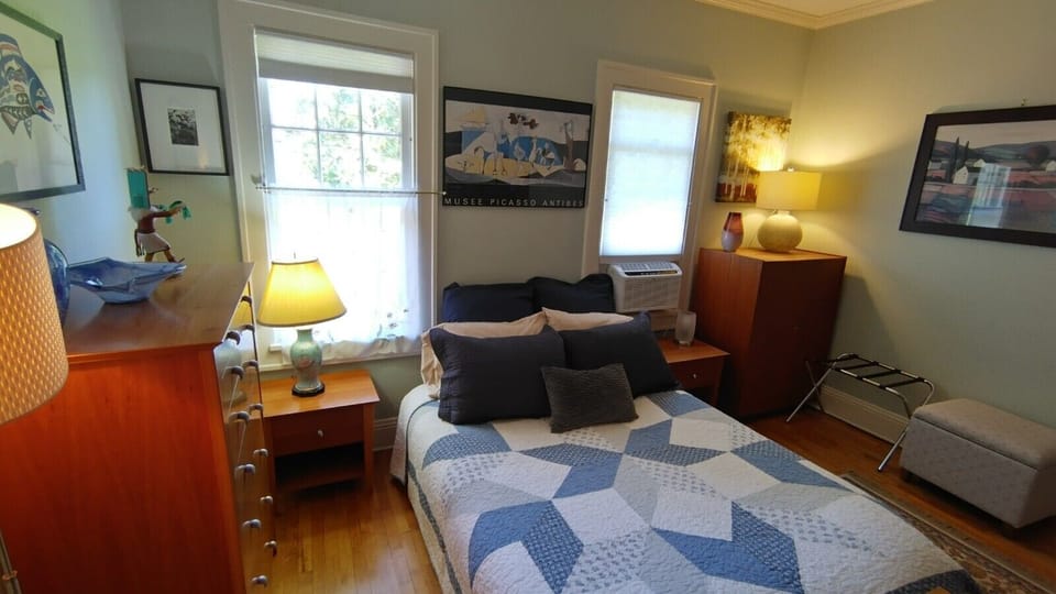 Library room in summer with air conditioning installed.
