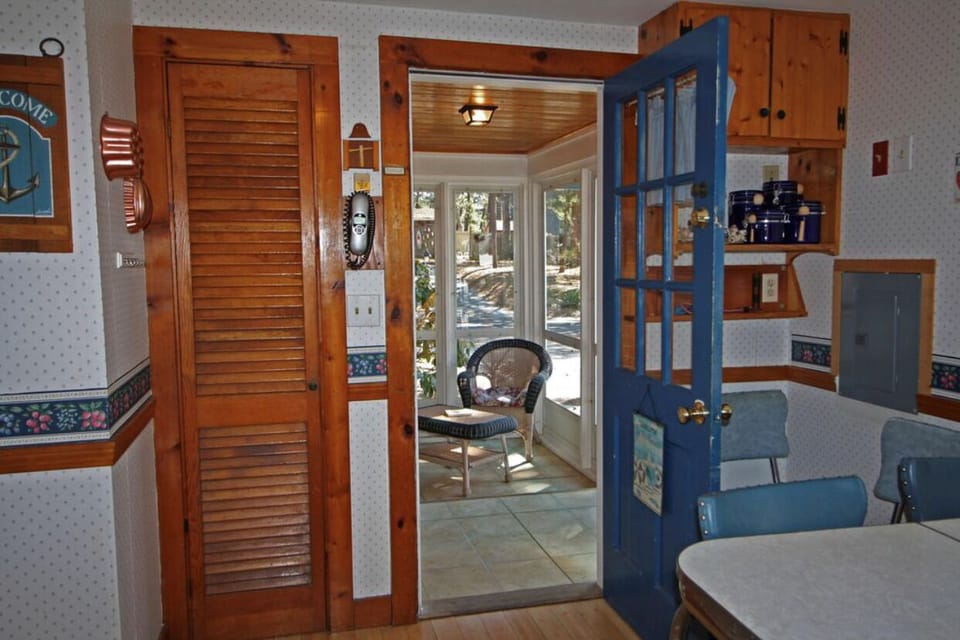 enclosed sun porch with washer and dryer