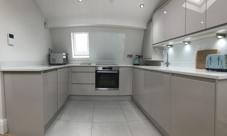 U-shaped kitchen fully equipped for all your needs