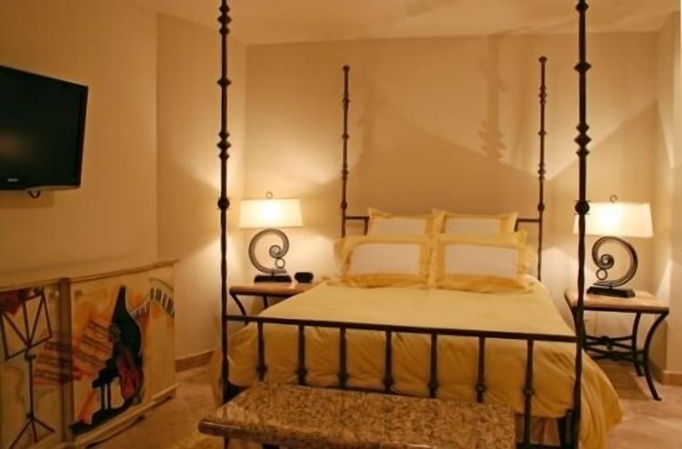 Third bedroom w/ queen bed, private bathroom, hillside view