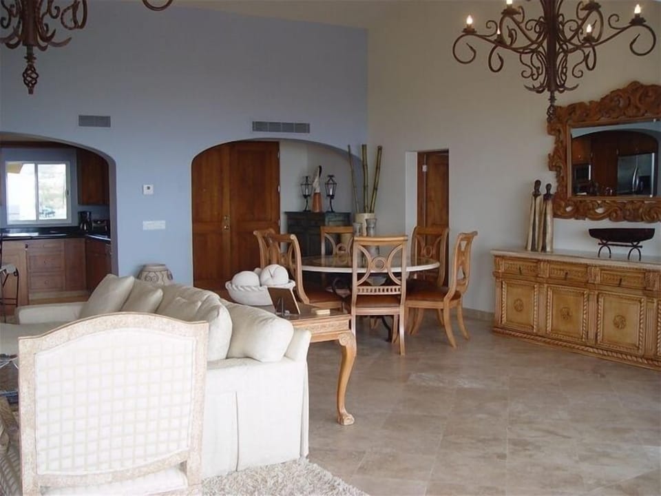 Great room w/ travertine floors, vaulted ceilings, stone dining room table for 6