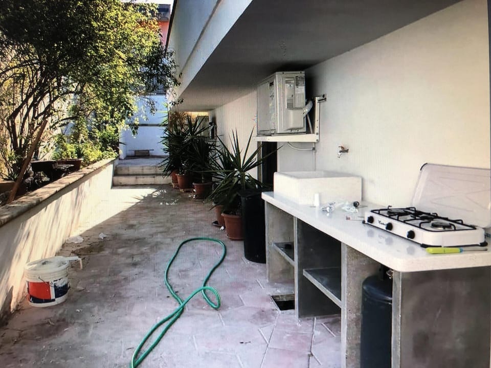 the outdoors kitchen