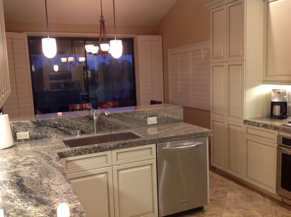 Brand new kitchen, granite counters, Kitchen Aide appliances.