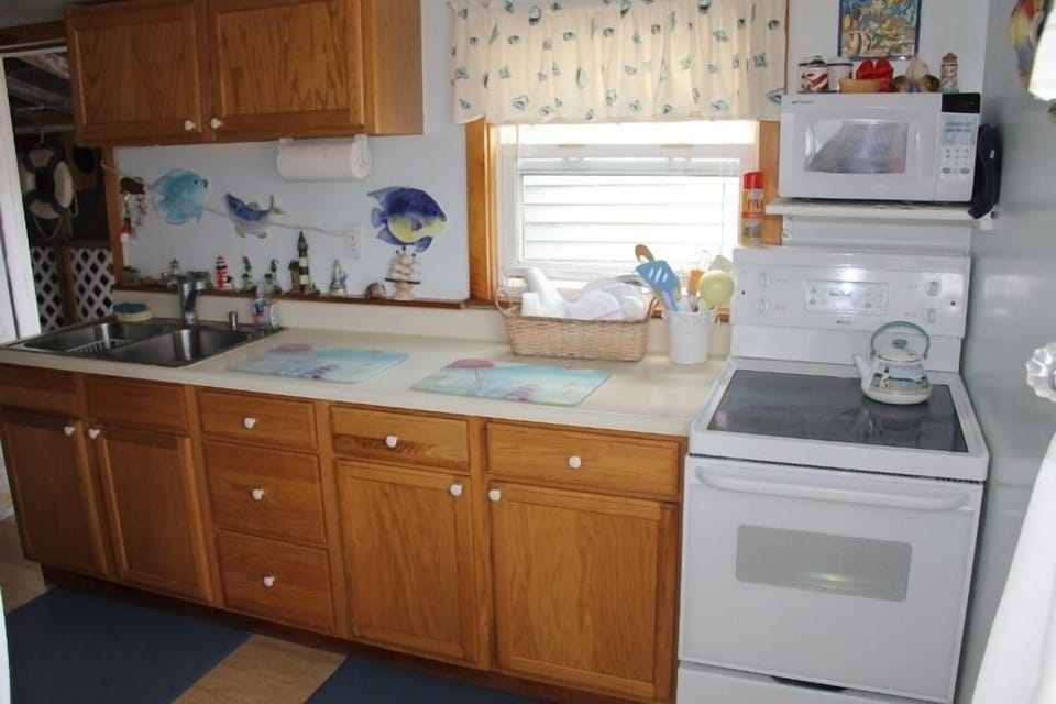 FULLY STOCKED KITCHEN 