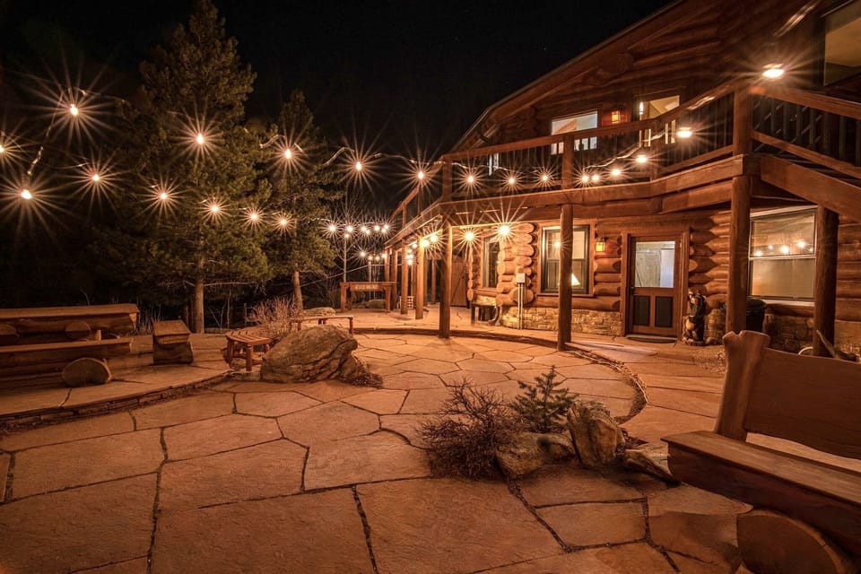 Great Space for initmate gatherings/Lighted Flagstone Patio