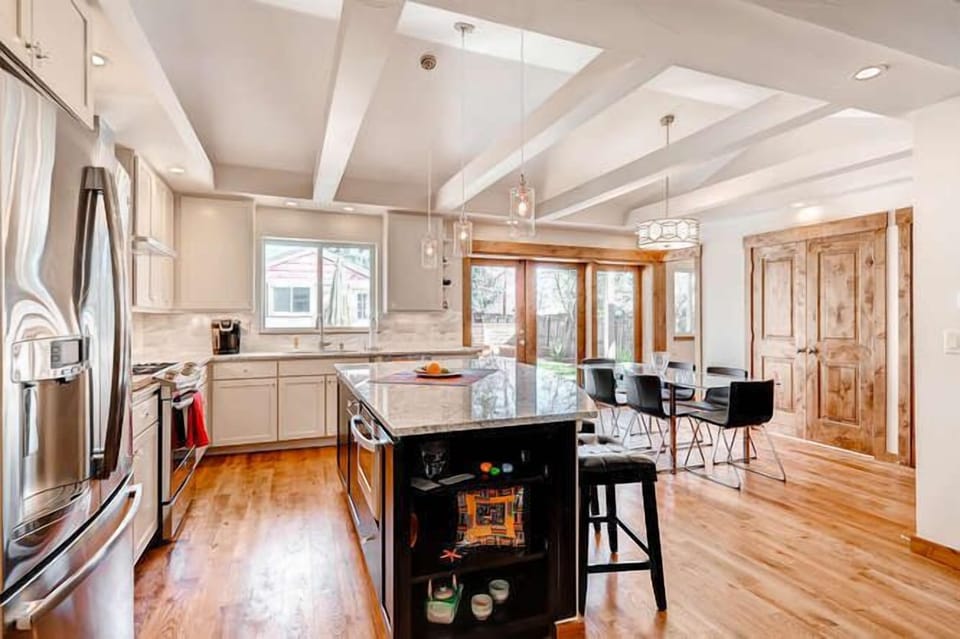 Kitchen island / kitchen