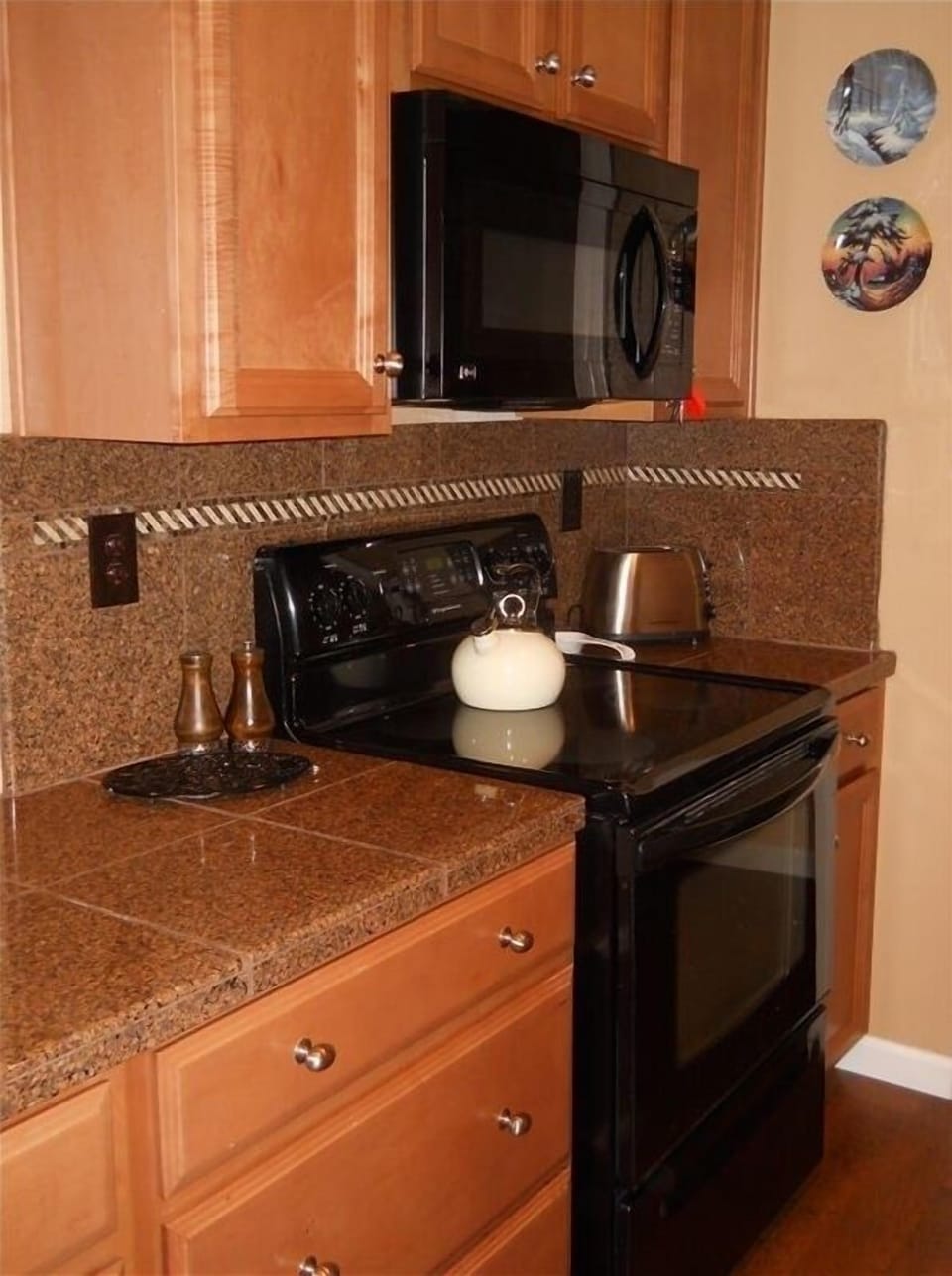 Please enjoy preparing a wonderful meal in our well-equipped kitchen!