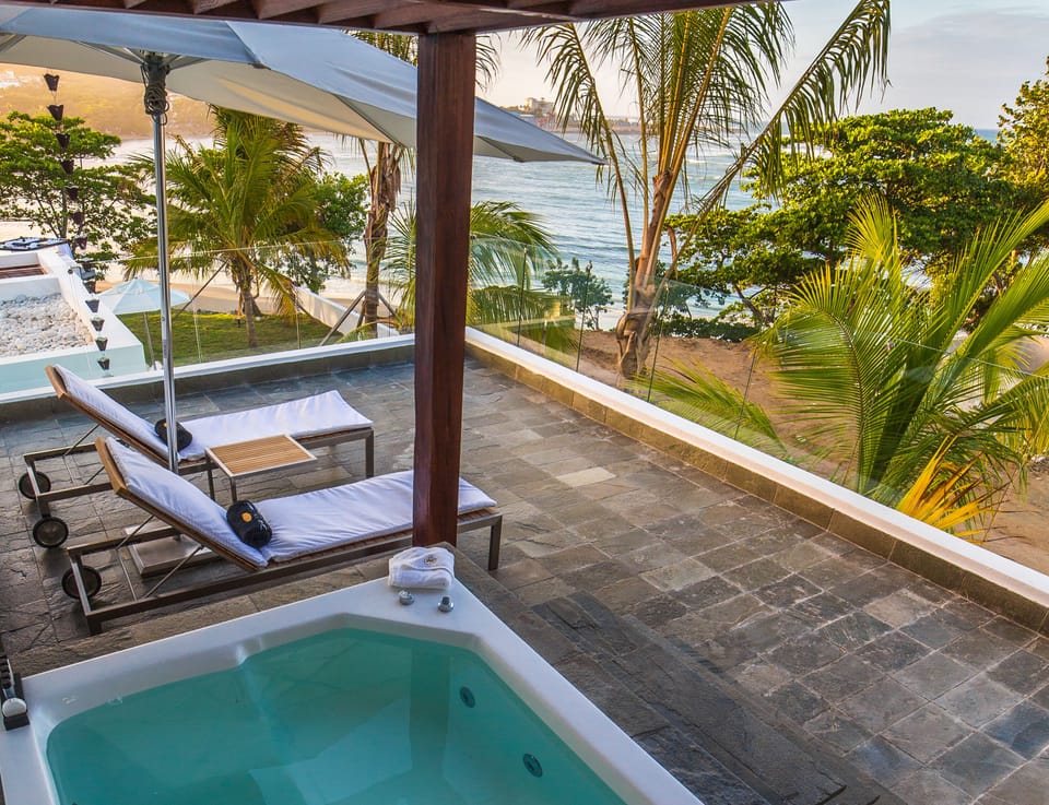 Outdoor spa tub
