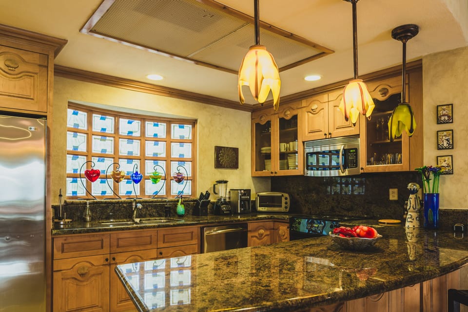 Kitchen / Eating Bar