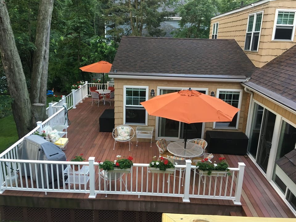 Beautiful wraparound deck conected to family room & spacious screened porch
BBQ!