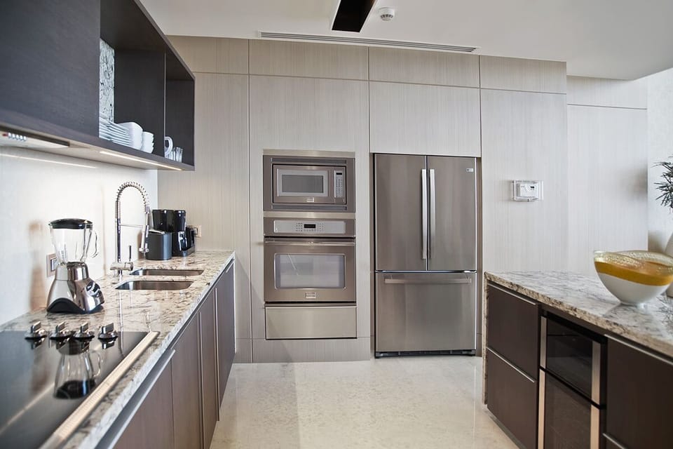 Fully equipped kitchen with dishwasher and wine cooler + washer / dryer en suite