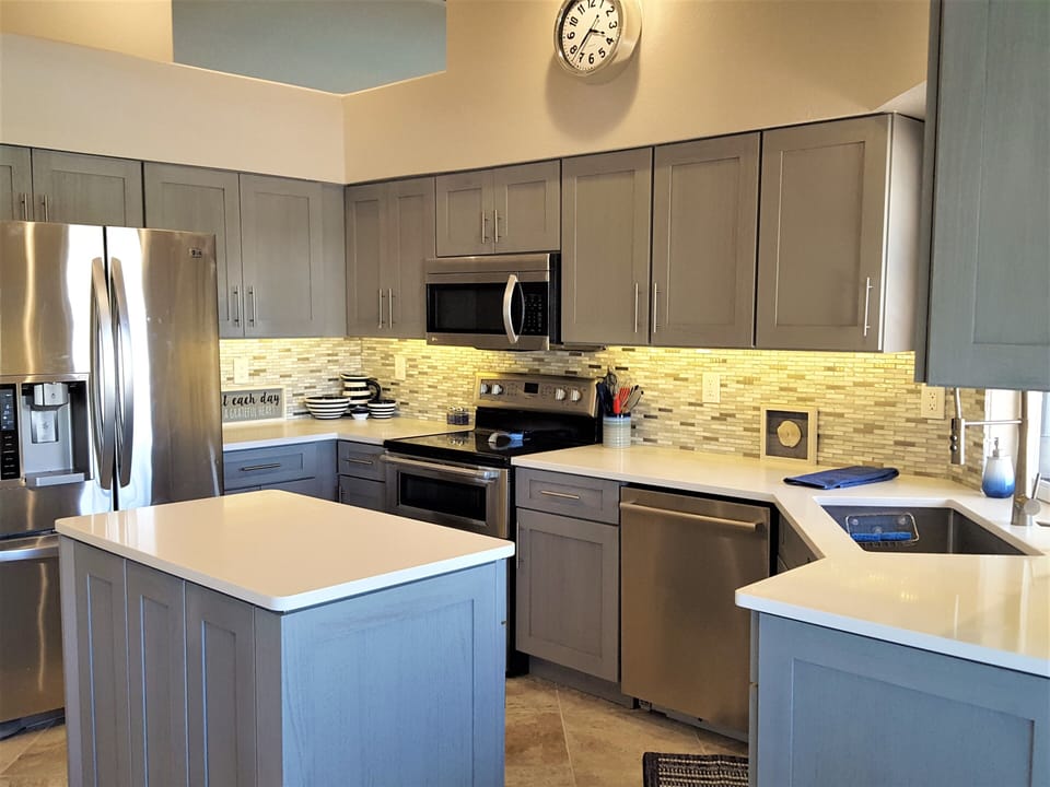 Fully remodeled kitchen - Quartz countertops
