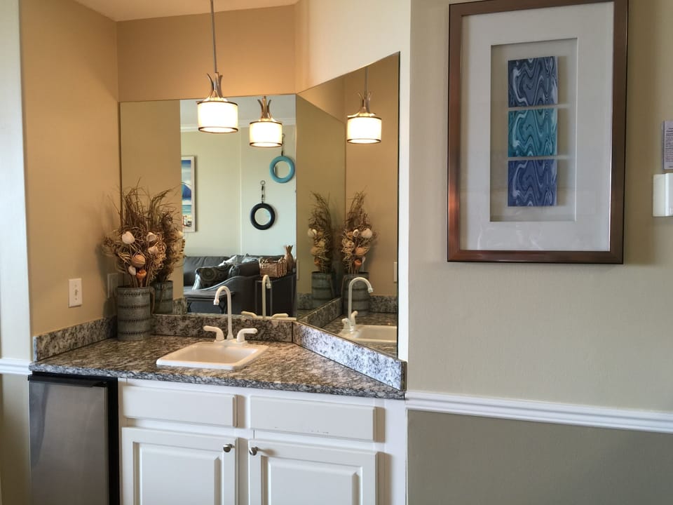 Wet bar with icemaker 