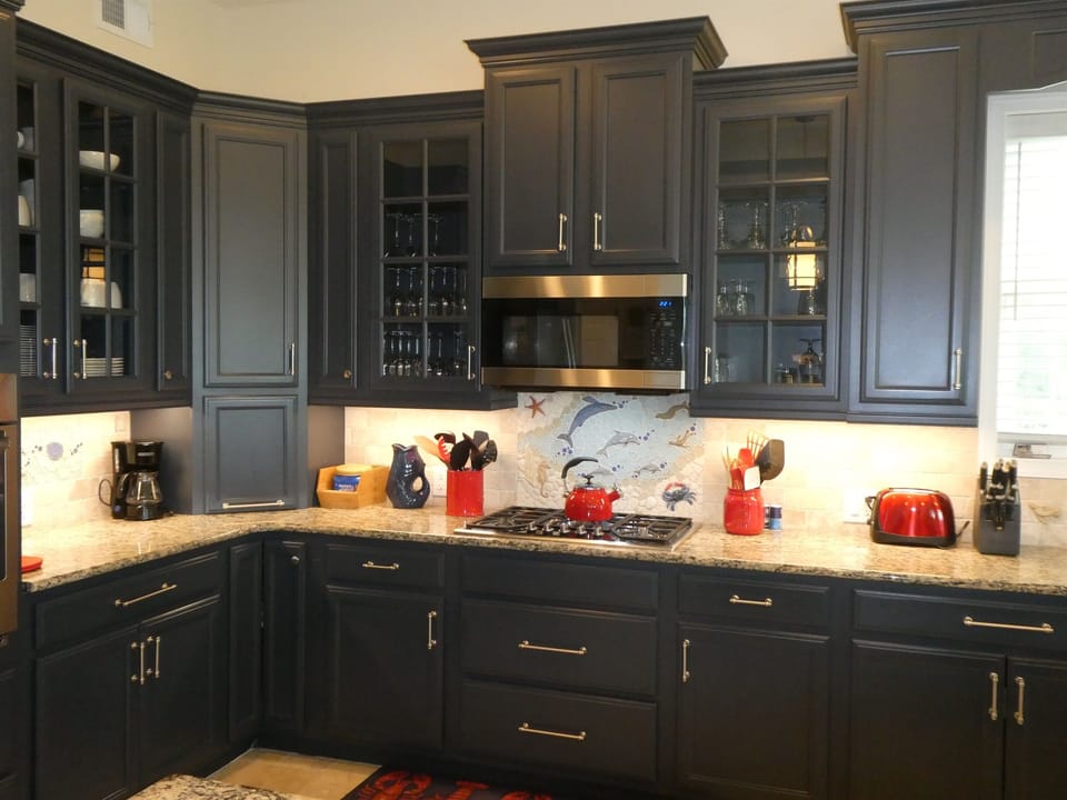 Kitchen with custom backsplash