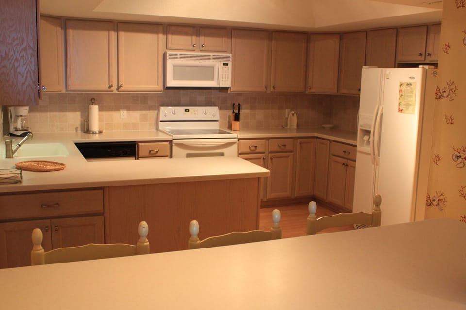 Spacious kitchen fully stocked!