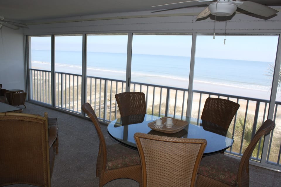 Dining while listening to the waves!