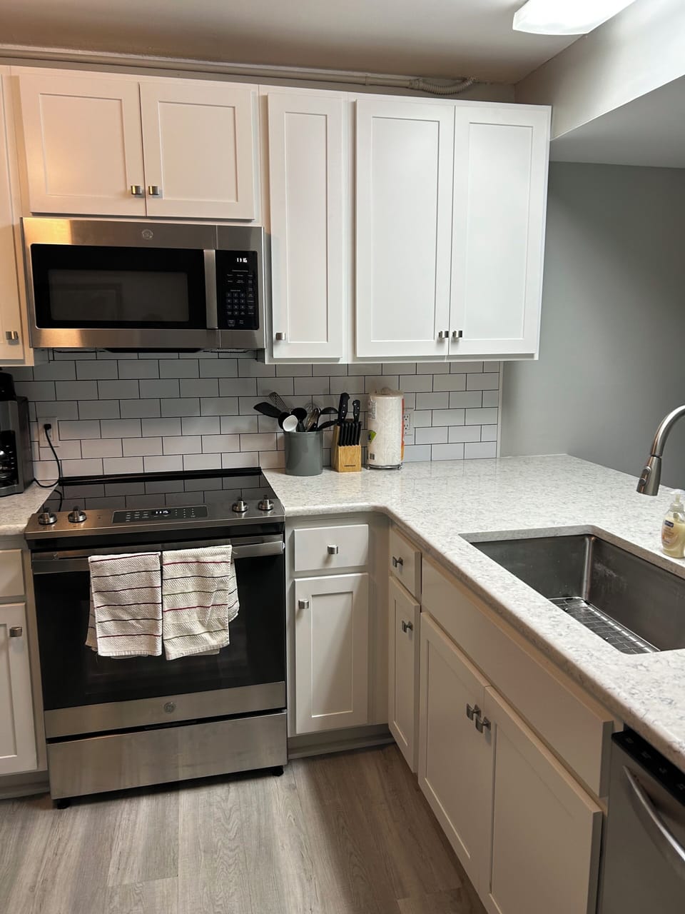 Kitchen w/ granite and new stove