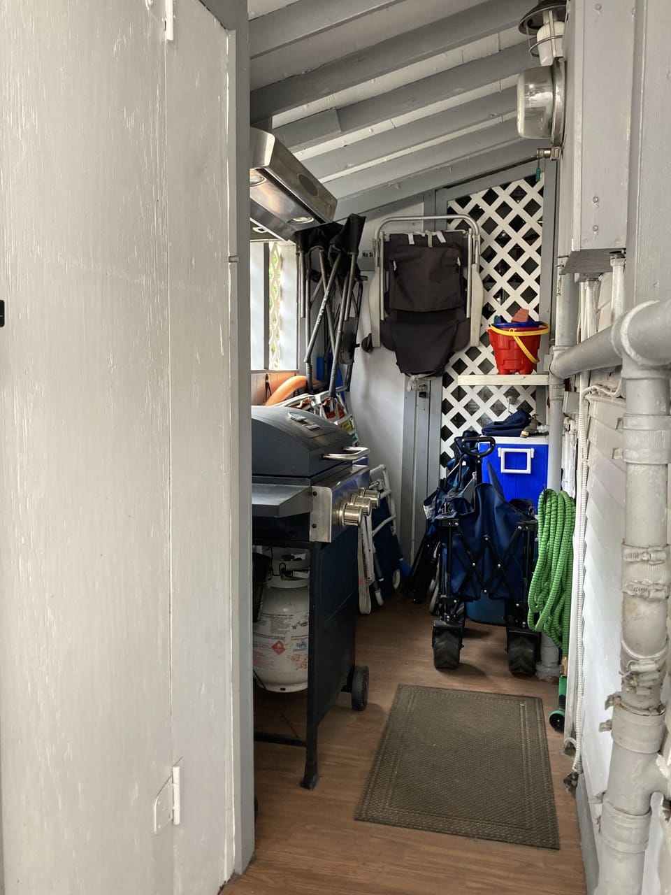 Gas grill with pass through window to kitchen. Lots of beach chairs