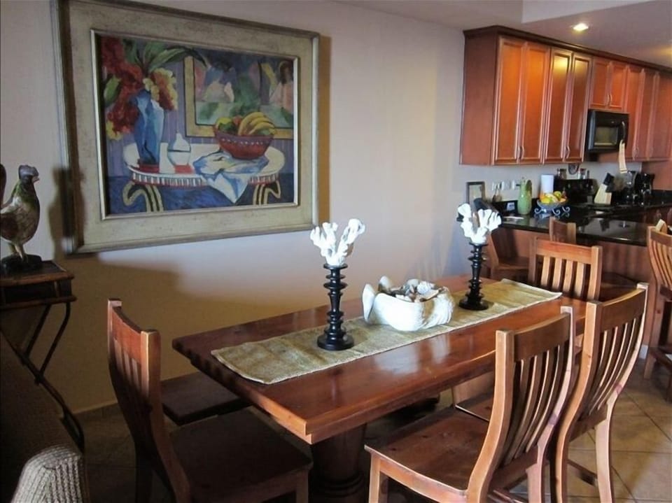 Dining area seats 6-8 and seating at the breakfast bar also.