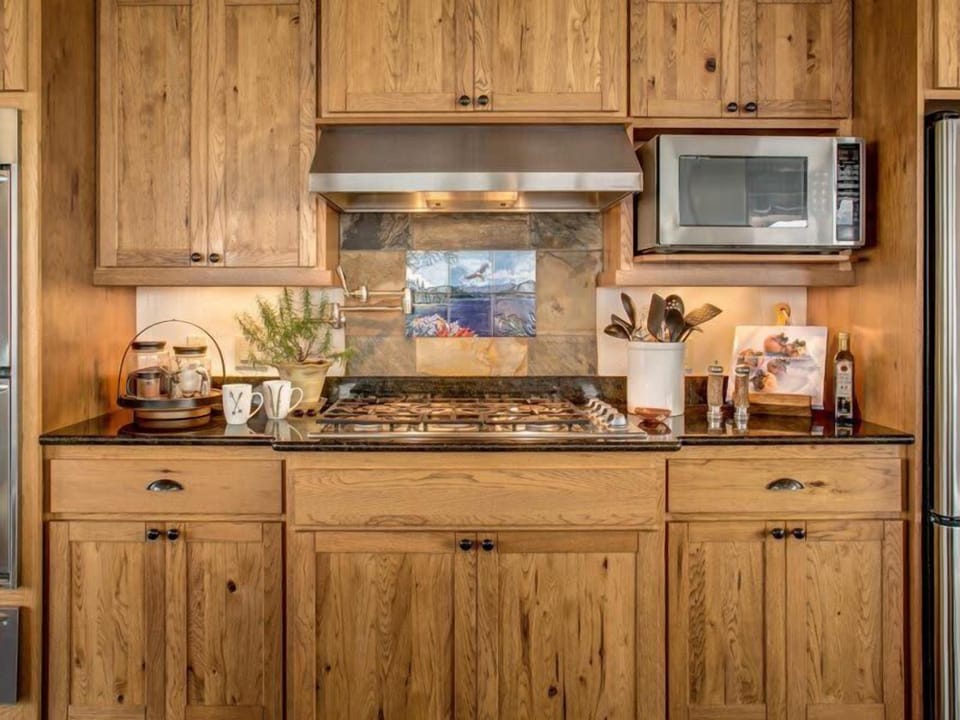 Commercial cooktop, double ovens, warming drawers and more in this amazing kitchen.