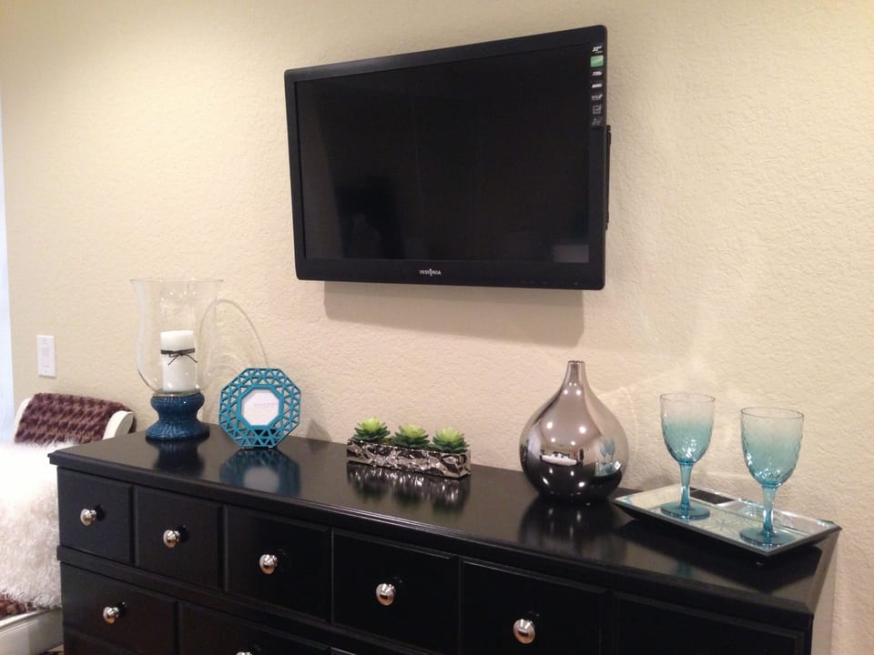 Master bedroom. Flat screen HDTV, 6 Drawer dresser, 2 night stands/lamps, decor.