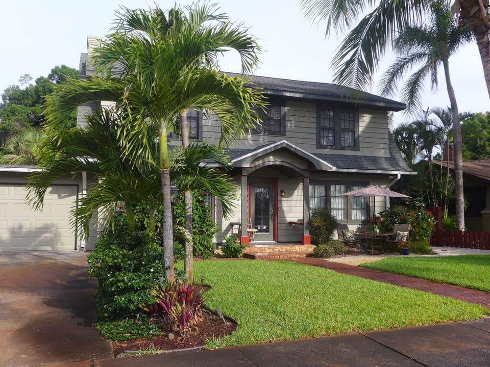Royal Palm Apt - First floor of Green Palm Villa Apartments