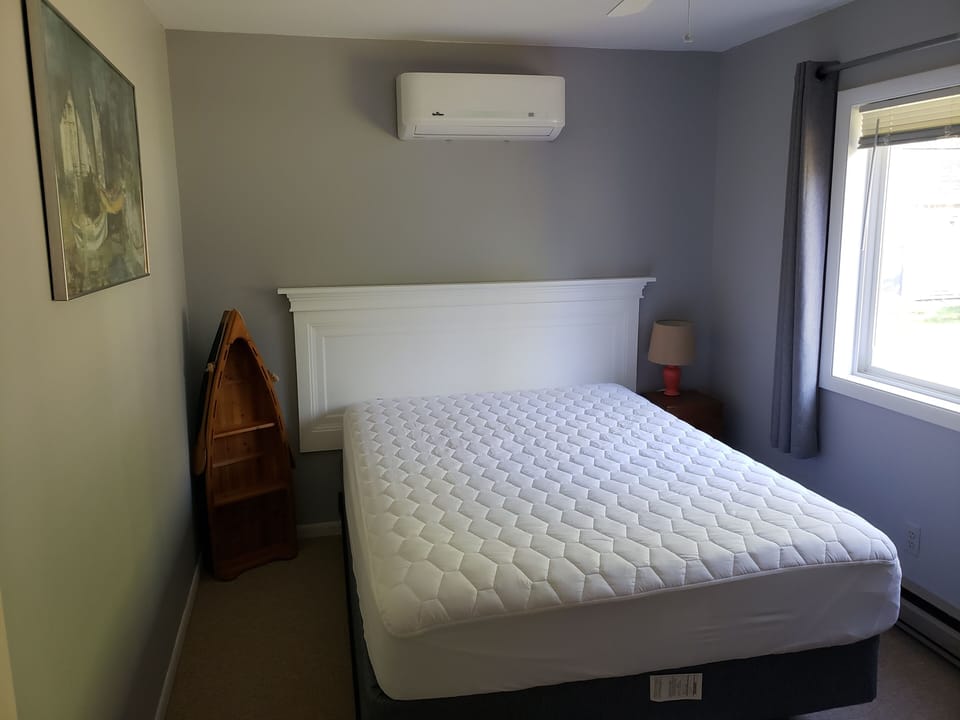 Downstairs bedroom Queen bed
*(No bedding included in stay)