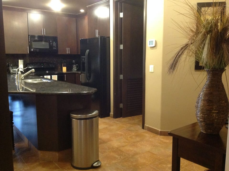 Kitchen with full size applaiances.
