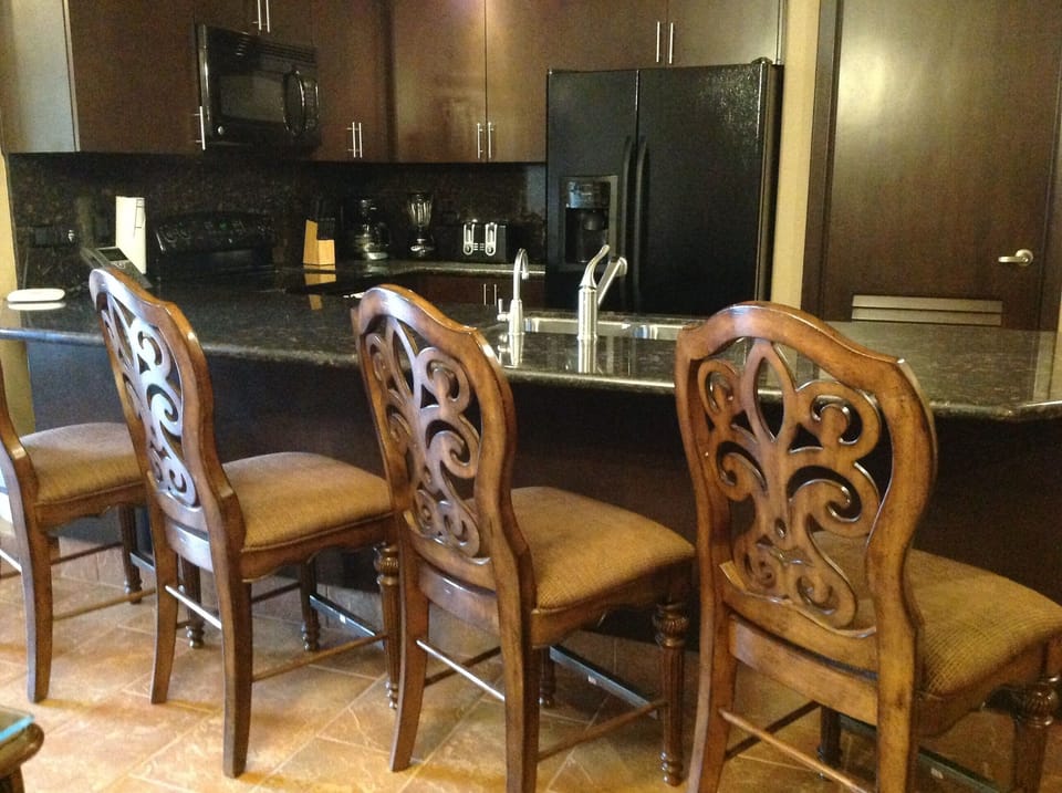 Breakfast Bar with seating for 4.