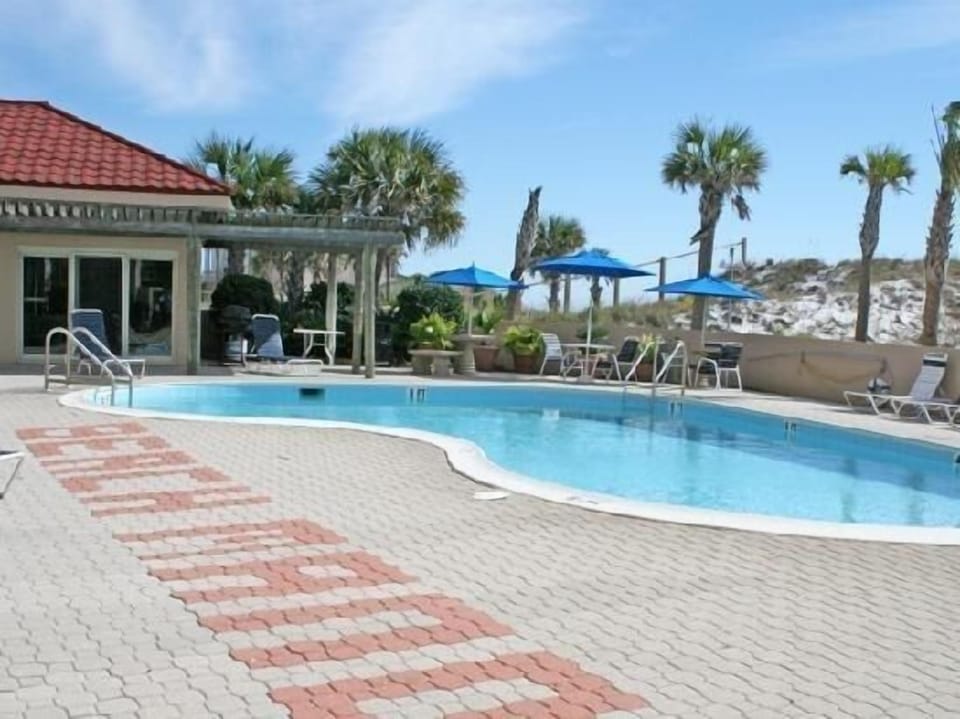 A private pool, Jacuzzi tub, gym and steamroom just for Beach Manor guests.