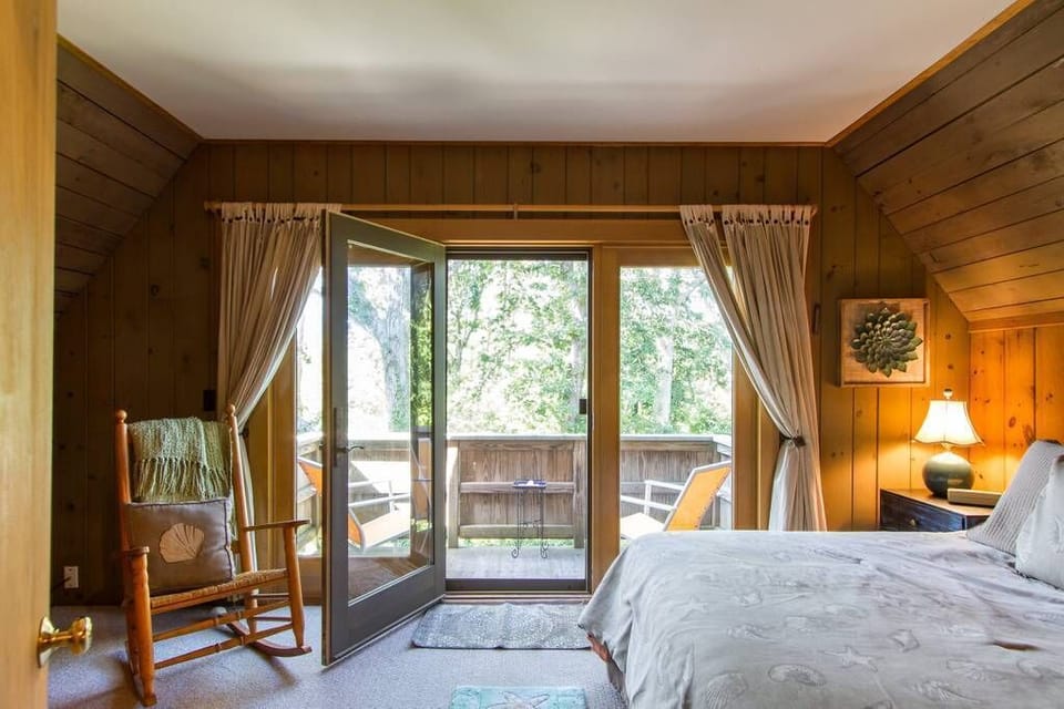 Comfortable Queen bedroom with balcony for coffee/reading/relaxation