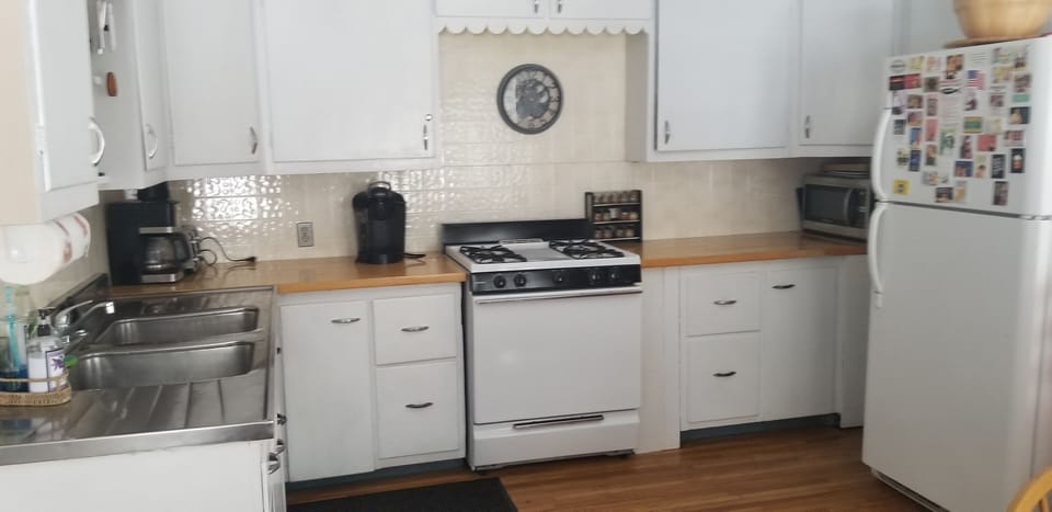 full service kitchen with all that you need already there. except the beer😁
