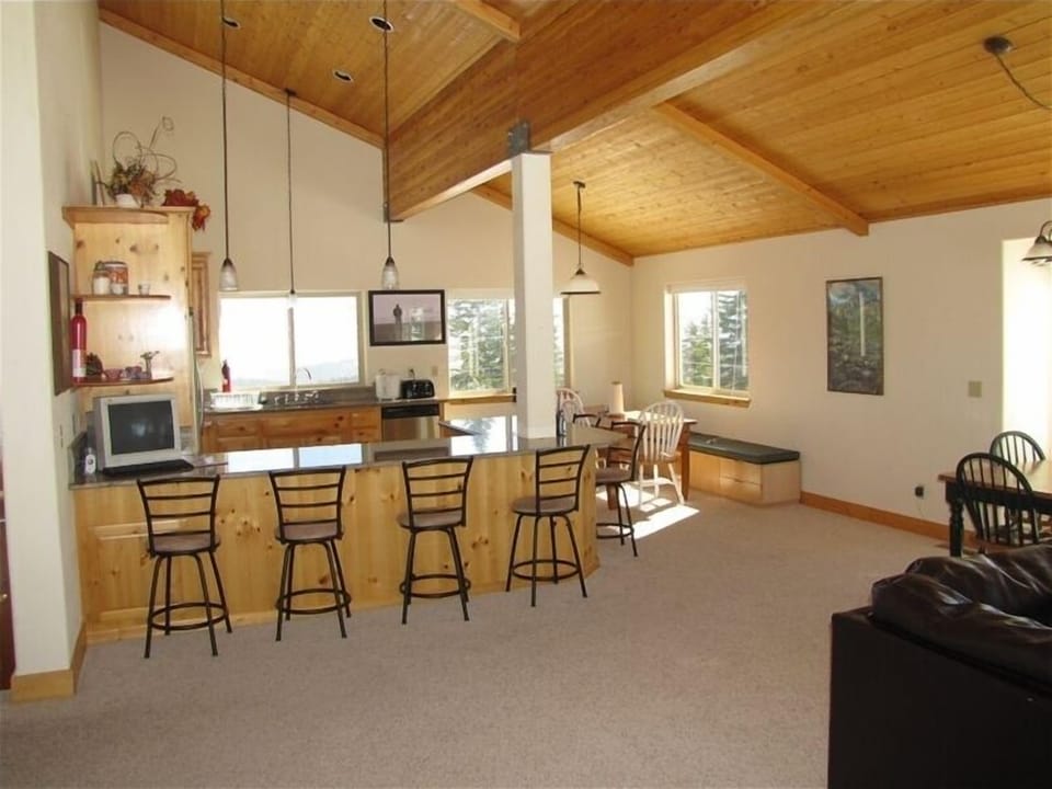 Kitchen and dining area.