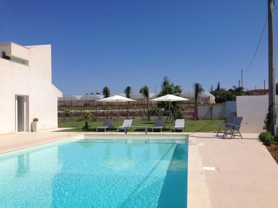 pool with the back
