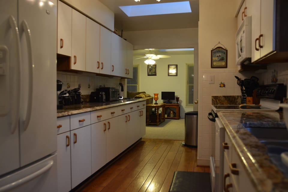 Fully Equipped Kitchen w/ Keurig, Toaster, Toaster Oven, Hot Air Popcorn Popper