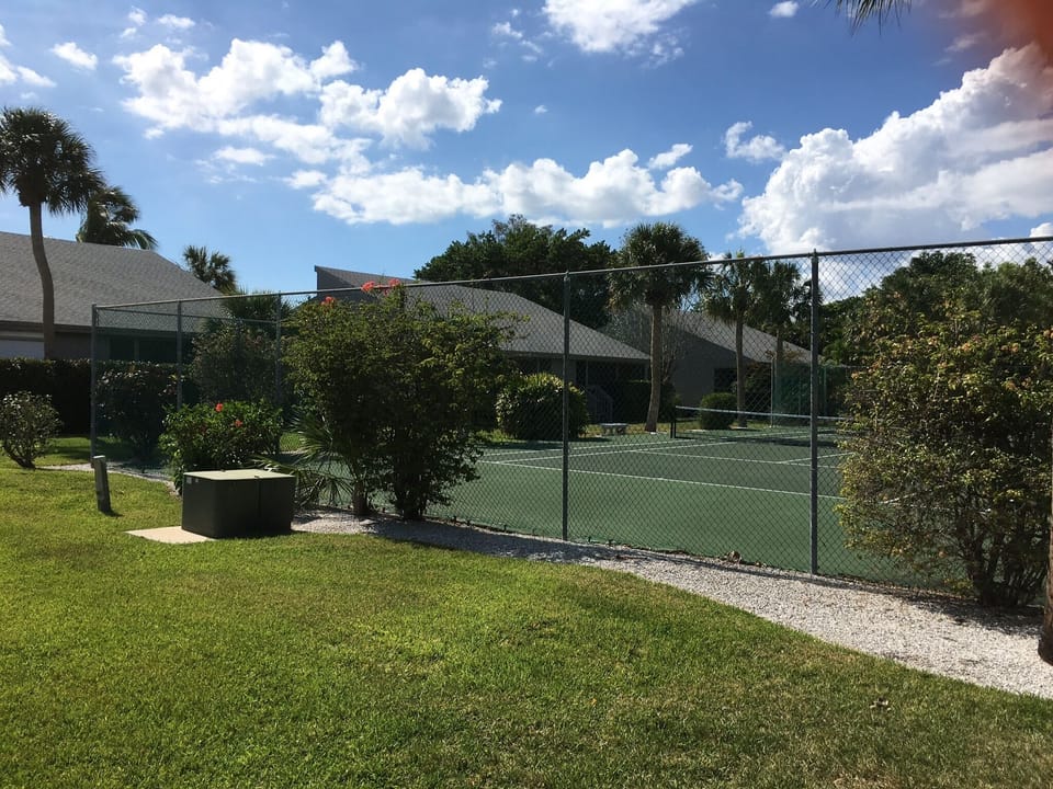 Tennis/paddle ball Court