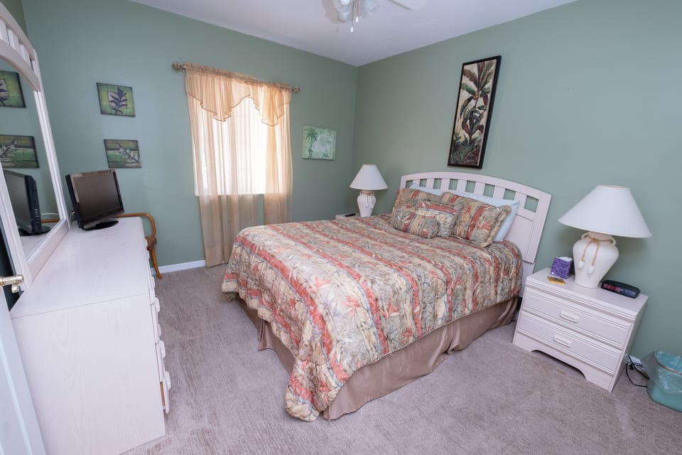 Spare bedroom with queen bed.