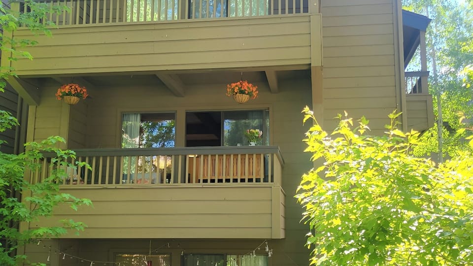 Main Balcony Facing Aspen Mountain