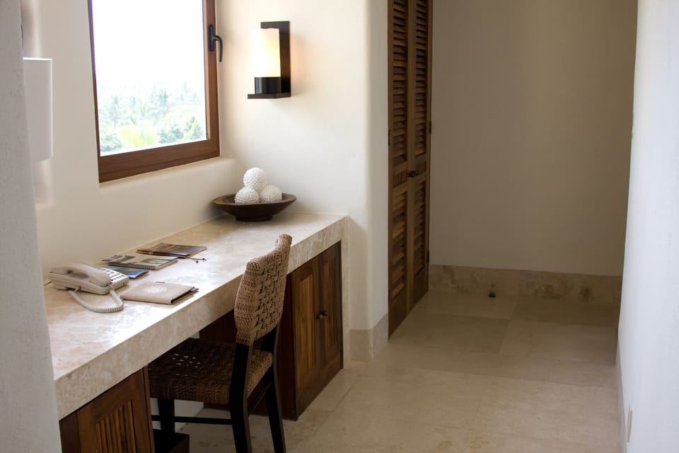 Desk/workspace area