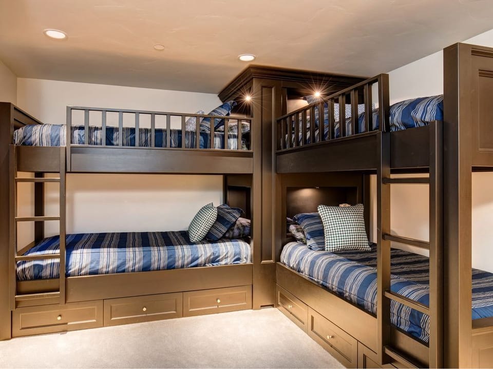 Bunk room with 2 Twin XL and 2 Twin beds