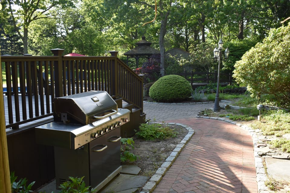 Gas grill with in line connection. No messy tanks!
